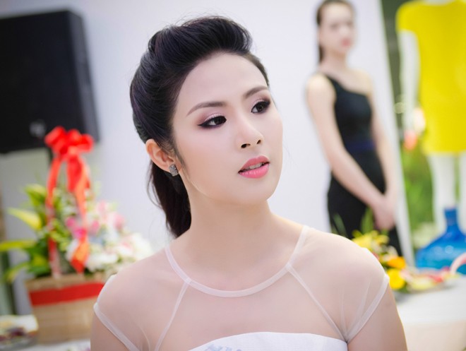Ngọc Hân đọ vai trần trắng muốt bên Thúy Hằng - ảnh 6